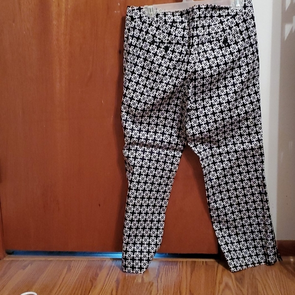 Laundry black and white capri - Picture 3 of 3